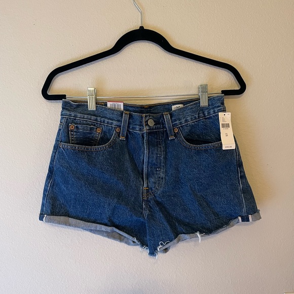 NWT Levi’s Wedgie Fit Shorts Sz 28 - Picture 1 of 5